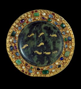 Religiöses Objekt: Serpentinpatene aus dem 1. Jahrhundert v. Chr. oder dem Unteren Römischen Reich und Goldrahmen mit Perlen und Edelsteinen aus der Zeit Karls des Kahlen (850-900 n. Chr.). Paris, Louvre Museum von Unknown artist