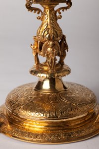 Reliquienkreuz. Metallschmiedekunst mit Juwelen. Ursprung Abtei (Saint-Amand Tournai, ex-Elnone. 16. Jahrhundert. Detail unten.