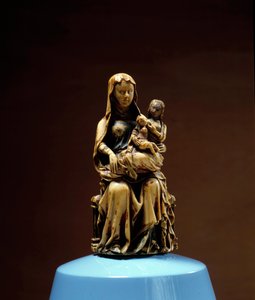 Heilige Anna, die Jungfrau und das Kind Elfenbeinskulptur des 14. Jahrhunderts. Realisiert im Norden Frankreichs. Musée Vivenel, Compiègne von Unknown artist