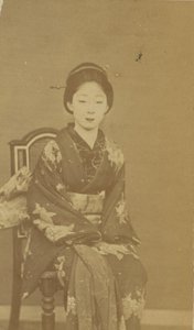 Sitzende japanische Frau