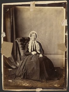 [Sitzende Frau mit Haube]