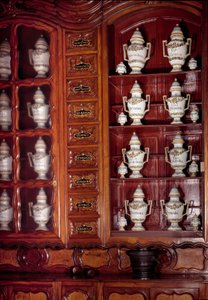 Schaukasten und Töpfe eines Apothekers aus Fayence. 17. Jahrhundert, Macon, Hôtel-Dieu