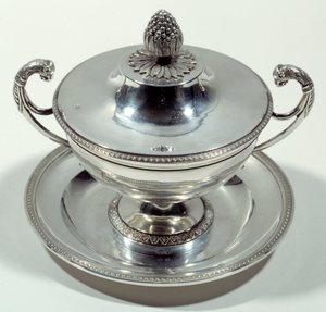 Silberne Tasse mit Kiefernzapfen-Deckel. 1789-1809 von Unknown artist