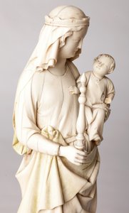 Statue. Madonna mit Kind. Geschenk von Mgr Cantineau, Dekan des Domkapitels. Elfenbein. 13. Jahrhundert. Detail, Büste. von Unknown artist