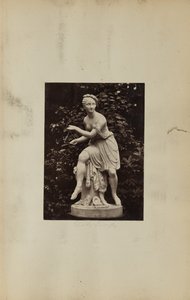 Statue eines Mädchens mit Dreieck