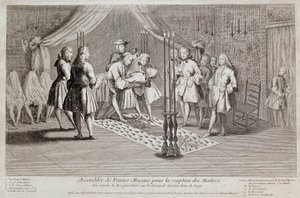 Die ersten und zweiten Aufseher legen den Empfänger auf den Sarg, der in der Loge gezeichnet ist. Der Großmeister steht hinter ihnen mit einem Hammer. Die drei Männer, die mit einem Tuch bedeckt sind, sind Empfänger, die noch nicht den Großmeistergriff erh