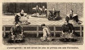 Die Stufen der Gerechtigkeit: Verhör, Verlesung der Anklageschrift an den Angeklagten, der vor seinen Richtern steht, kniet, sein Hals wird von einem Seil gehalten, das ein Wächter hält. Illustration der Reise nach Japan, 1863-1864, von Aime Humbert, Minis