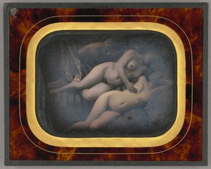Zwei Frauen, die sich umarmen von Unknown artist
