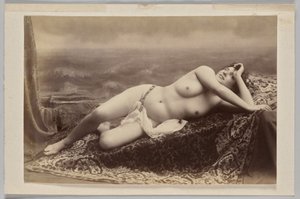 Ohne Titel (liegende Nackte auf Teppich vor gemaltem Hintergrund von Wellen) von Unknown artist