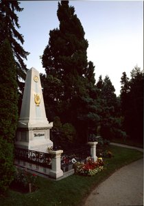 Ansicht des Grabes des deutschen Komponisten Ludwig van Beethoven (1770-1827) auf dem Zentralfriedhof von Wien, Österreich von Unknown artist