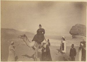 Frau reitet auf einem Kamel von Unknown artist