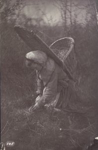 [Frau mit Korb auf dem Rücken] von Unknown artist