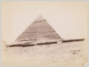 19. Husaren vor einer Pyramide in Gizeh, Ägypten, um 1882 von Unknown