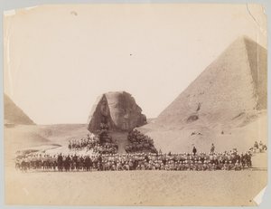42. Highlanders vor der Sphinx in Gizeh, Ägypten von Unknown photographer