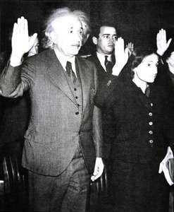 Albert Einstein mit seiner Stieftochter Margot bei der Ablegung des US-Bürgereids, New Jersey von Unknown photographer