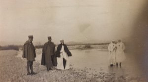 Album des Ersten Weltkriegs in Friaul-Julisch Venetien: Offiziere und Rotkreuzschwestern über dem Fluss Natisone von Unknown photographer