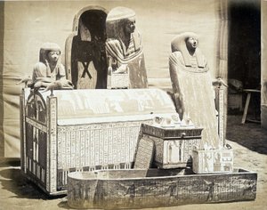 Archäologische Statuen in Ägypten gefunden - in „Fotoalbum des ersten Museums von Kairo“ gegründet von Auguste Mariette Bey von Unknown photographer
