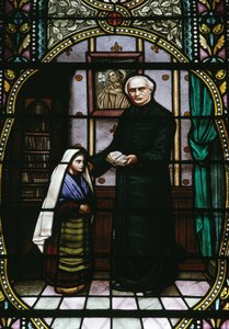 Bernadette und Abbe Peyramale, Buntglas in der Lourdes-Pfarrkirche, Languedoc-Roussillon-Midi-Pyrénées, Frankreich, 20. Jahrhundert von Unknown photographer