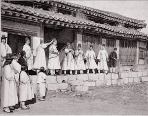Bogenschützen im alten Palast von Seoul, Korea, Ende des 19. Jahrhunderts