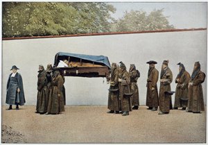 Brüder einer wohltätigen Gemeinschaft tragen eine kranke Person ins Krankenhaus, Italien, Ende 19. Jahrhundert von Unknown photographer