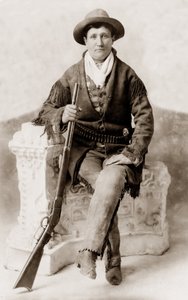 Calamity Jane mit ihrem Gewehr: Vintage-Fotografie der berüchtigten Grenzfigur Calamity Jane (Martha Jane Cannary, ca. 1850)