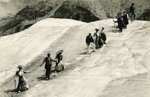 Chamonix (Haute-Savoie, Alpen): Überquerung des Mer de Glace durch eine Gruppe eleganter Touristen mit ihrem Savoyer Führer