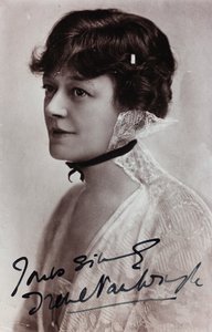 Nahaufnahme der englischen Schauspielerin Irene Vanbrugh, Postkarte von Unknown photographer