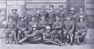 Col Owen, Major Boole-Smith und die anderen Offiziere der Dragoon Guards, aus After Pretoria: Der Guerillakrieg, veröffentlicht von Harmsworth Bros Limited