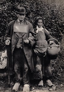 Paar bretonischer Bettler. Fotografie, späte 19. Jahrhundert, Paris. Sammlung Selva