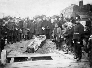 Exhumierung des Körpers von Ugo Foscolo auf dem Friedhof von Chiswick im Jahr 1871