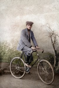 Fernand Ochse auf einem Fahrrad, Frankreich, ca. 1920 von Unknown photographer