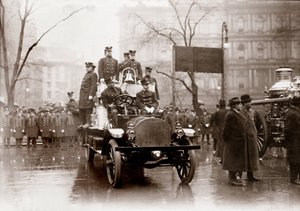 Feuerwehren mit neuen Feuerlöschpumpen und Fahrzeug, New York 1913. Fotografie von Unknown photographer