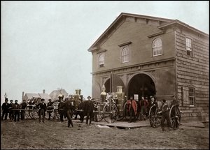 Feuerwehr posiert vor der Kaserne, Alexandria. Virginia, Vereinigte Staaten. 1863. Fotografie