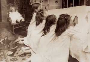 Vier kleine Mädchen knien am Bett und sprechen ihr Abendgebet von Unknown photographer