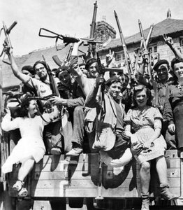 Französische Partisanenschützen befreien ein Dorf in der Normandie, Juni-Juli 1944 von Unknown photographer