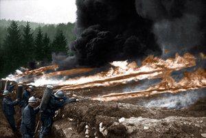Französische Soldaten benutzen Flammenwerfer aus den Schützengräben, Chemin des Dames