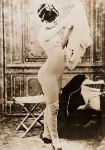 Ganzkörperaktporträt einer jungen Frau beim Ankleiden von Unknown photographer
