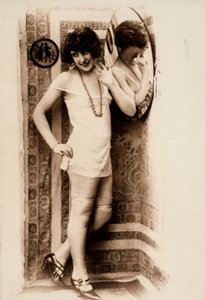 Ganzkörperporträt einer Frau in intimer Kleidung von Unknown photographer