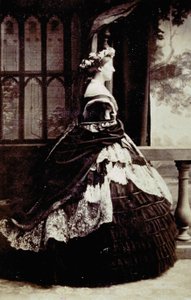 Ganzkörperporträt der Herzogin von Manchester im Abendkleid von Unknown photographer