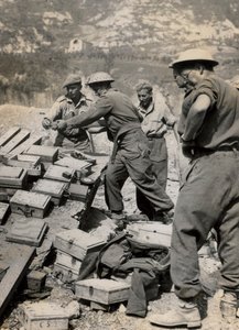 Deutsche Minen, die von Pionieren der sechsten südafrikanischen Panzerdivision während der Räumung der Autobahn und der Umgebung in Vado gehoben wurden, während des neuen alliierten Vormarsches von Unknown photographer