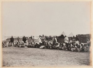 Gruppe von Einheimischen, Ordnance Store, Suakin, um 1884