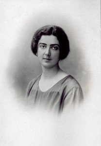 Halbporträt von Prinzessin Jolanda von Savoyen, lächelnd an ihrem Hochzeitstag von Unknown photographer