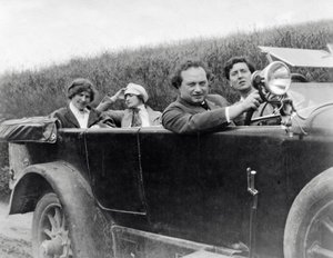 Helene Berg, Alma Mahler, Franz Werfel und Alban Berg im Auto fotografiert von Unknown photographer