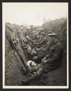 Highland-Territoriale in einem Graben [La Gorgue, Frankreich]. 5. August 1915.