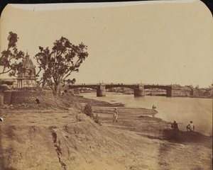 Eisenbrücke mit steinernen Pfeilern, mit Zivilisten im Vordergrund, Gumti-Fluss, Lucknow von Unknown photographer
