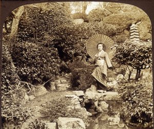 Japanischer Kimono-Schirm in einem Garten - Fotografie, späte 19. Jahrhundert von Unknown photographer
