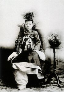 Koreanische Frau im traditionellen Hochzeitskleid