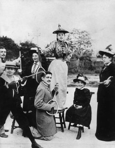 Marcel Proust (1871-1922) kniend mit einem Tennisschläger vor Jeanne Ponquet, die auf einem Stuhl in Neuilly (Frankreich) 1892 steht von Unknown photographer
