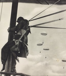 Moment vor dem Absprung, RAF-Flieger bereit zum Absprung mit Fallschirm, Fotografie aus der Illustrated London News, 29. Juni von Unknown photographer