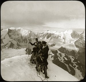 Bergsteigen Ende des 19. oder Anfang des 20. Jahrhunderts: Gruppe von Bergsteigern auf dem Gipfel des Wetterhorns (wörtlich 